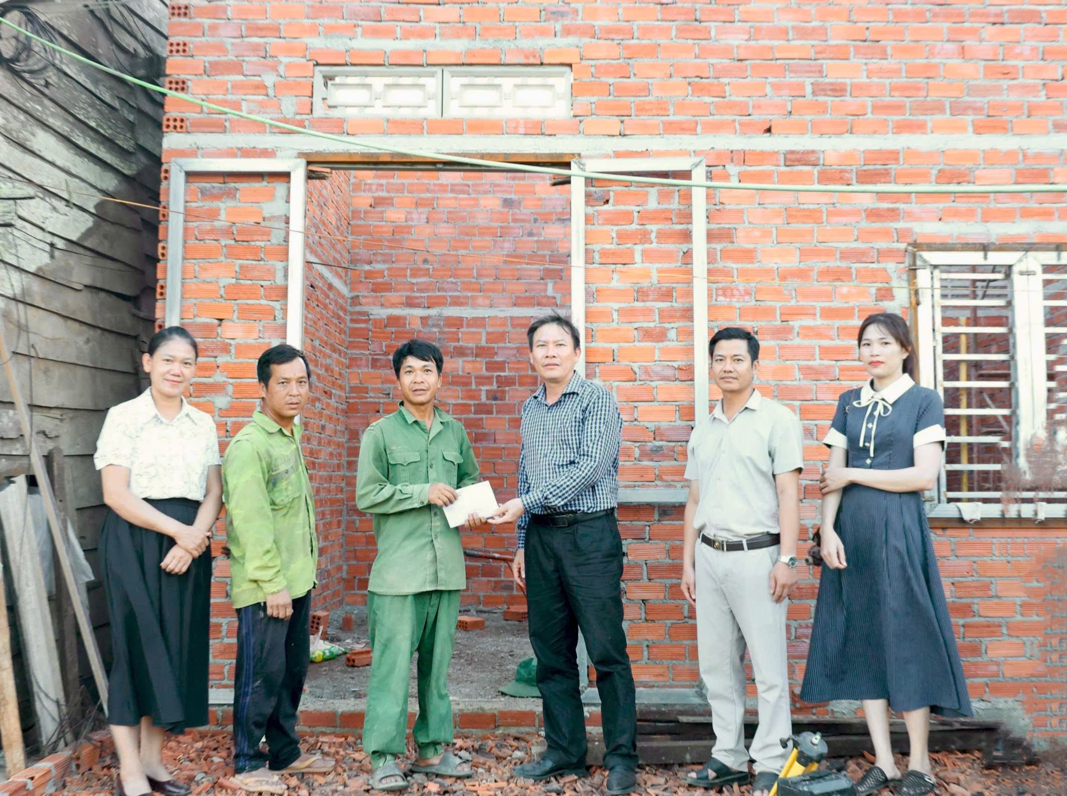 Xã Phú Xuân trao kinh phí hỗ trợ xây dựng nhà ở cho 5 hộ nghèo vùng đồng bào dân tộc thiểu số.